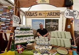 Javier Menéndez, de Fabas El Tareno, ganador de la Cata de Faba Asturiana IGP, en el Mercado de Primavera y Concurso de Exposición de Fabes y Mundu Rural celebrado en Villaviciosa.