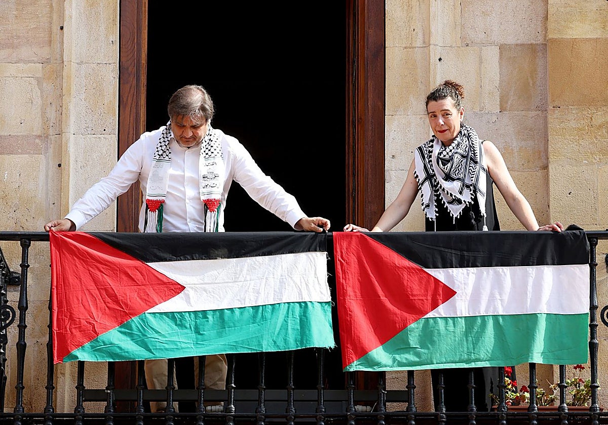 Alejandro Suárez y Cristina Pontón con dos banderas palestinas en el balcón de la Casa Consistorial.