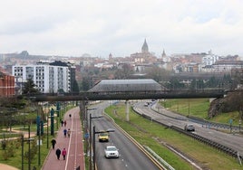 La pasarela peatonal que une los barrios de Ventanielles y Teatinos sobre el Bulevar de Santullano.