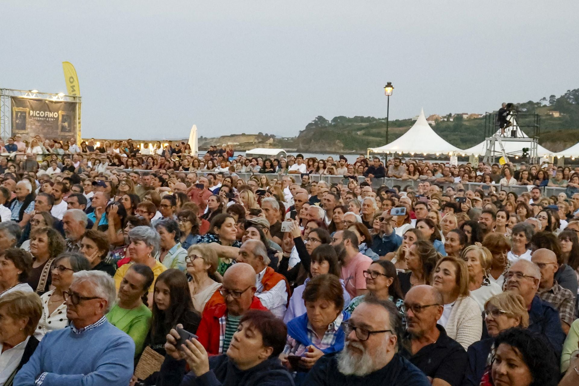 Luanco se entrega a Rozalén