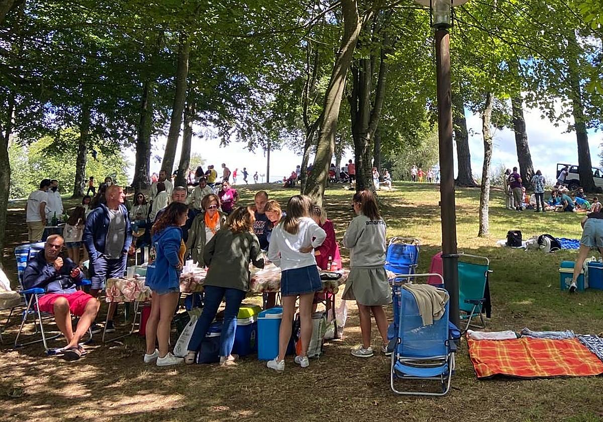 Día del Bollo en el Campo de San Roque de Tineo.