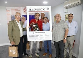 Carlos González, Luis García Blanco, Herminio Menéndez, Mercurio Martínez, Ángel M. González, Alberto Estrada y Jorge Barturen posan con el photocall de EL COMERCIO '¡Somos Noticia!'