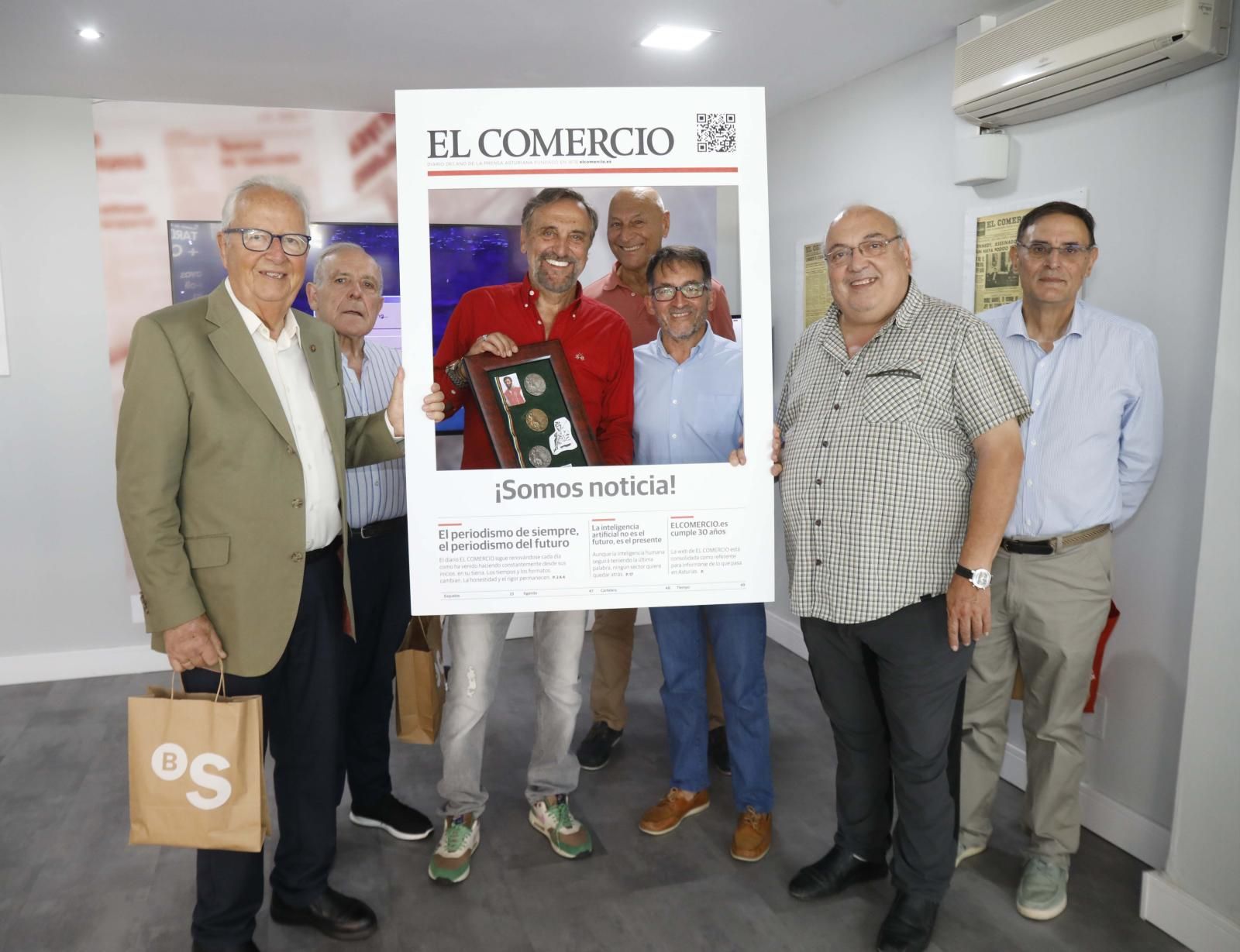 Carlos González, Luis García Blanco, Herminio Menéndez, Mercurio Martínez, Ángel M. González, Alberto Estrada y Jorge Barturen posan con el photocall de EL COMERCIO '¡Somos Noticia!'