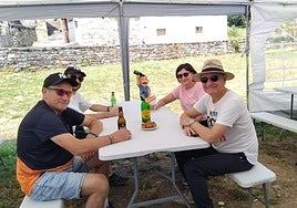 Los valencianos Samuel y José Barberá y Vicente y Adela Moreno, a la sombra, en Moal.