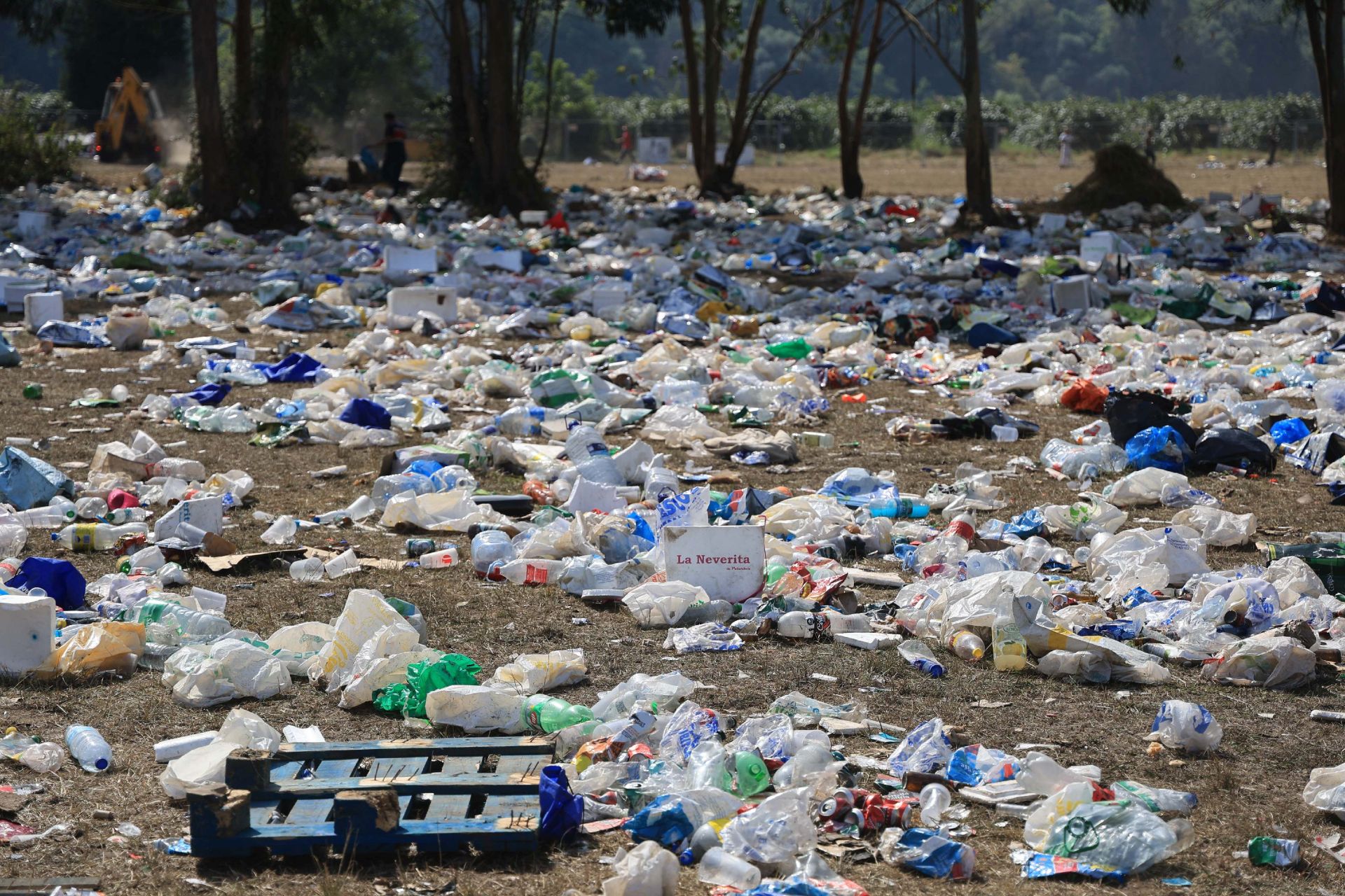 El día después del Xiringüelu: así ha quedado el prau Salcéu