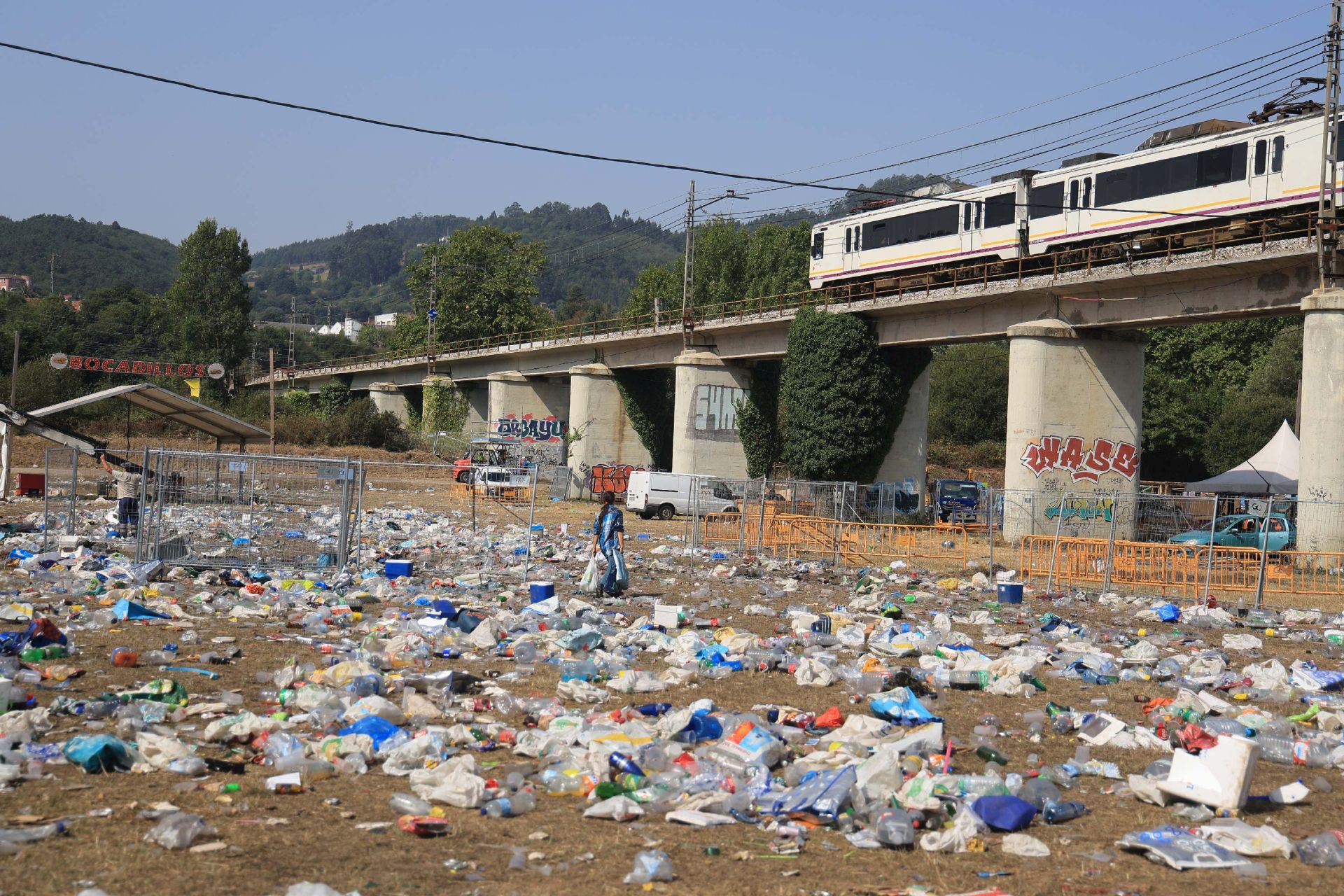 El día después del Xiringüelu: así ha quedado el prau Salcéu