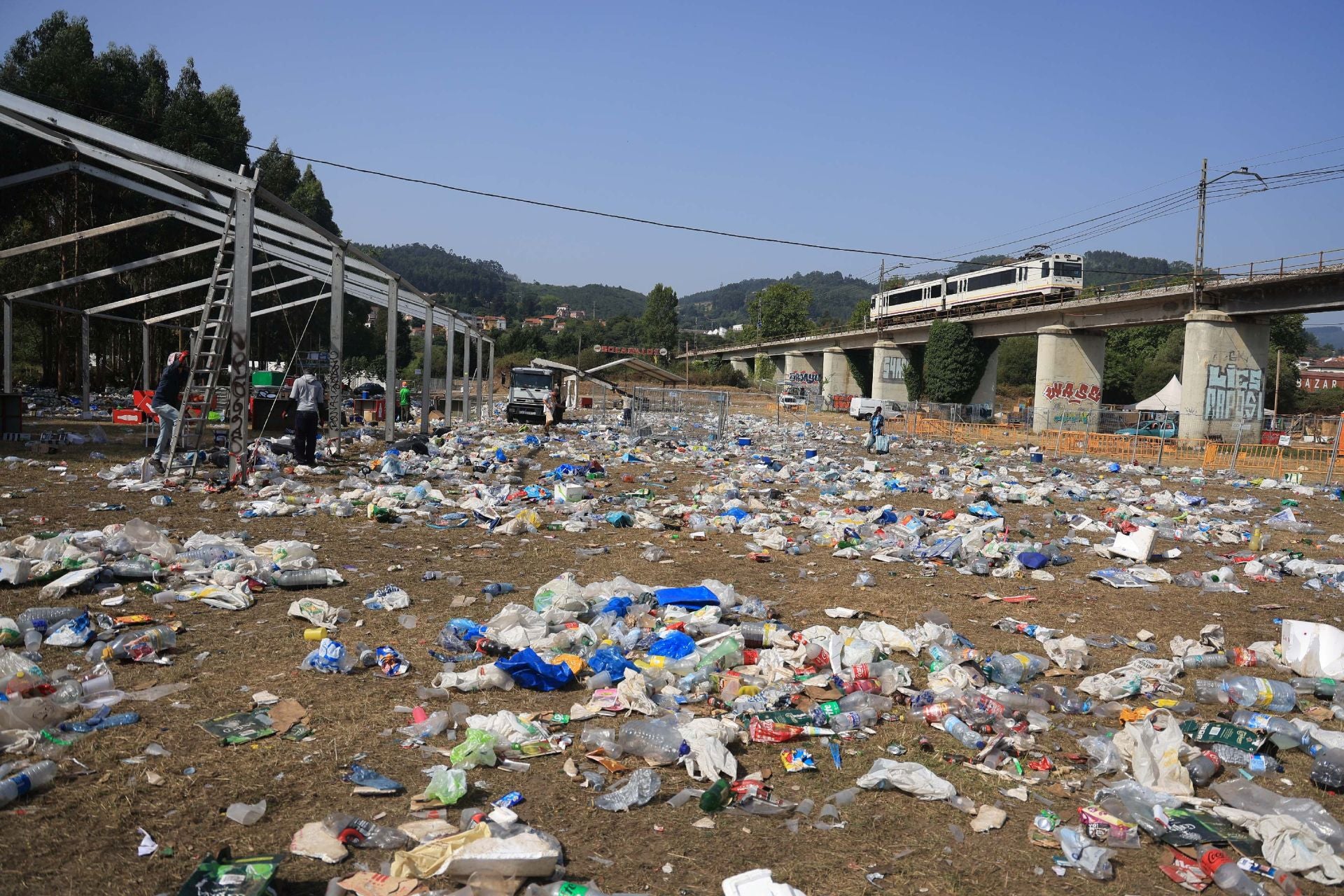 El día después del Xiringüelu: así ha quedado el prau Salcéu