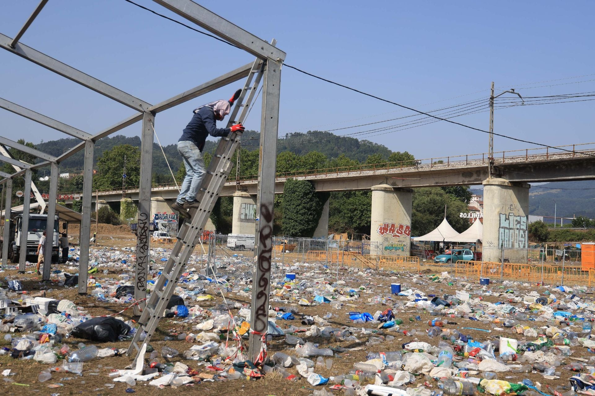 El día después del Xiringüelu: así ha quedado el prau Salcéu