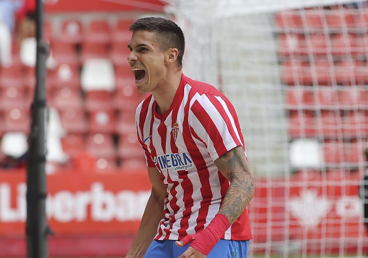 Djuka celebra uno de los goles con la camiseta del Sporting.