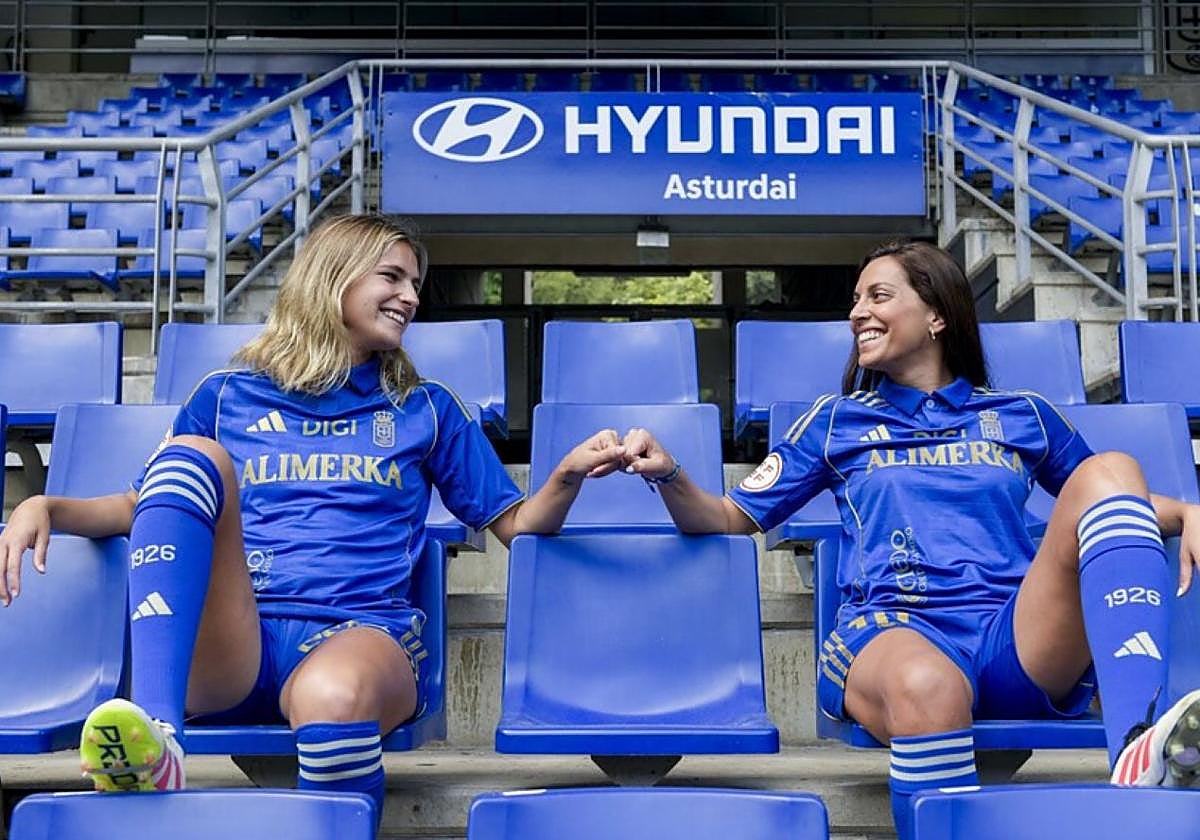 Dos jugadoras con la nueva equipación que incluye el pantalón azul.