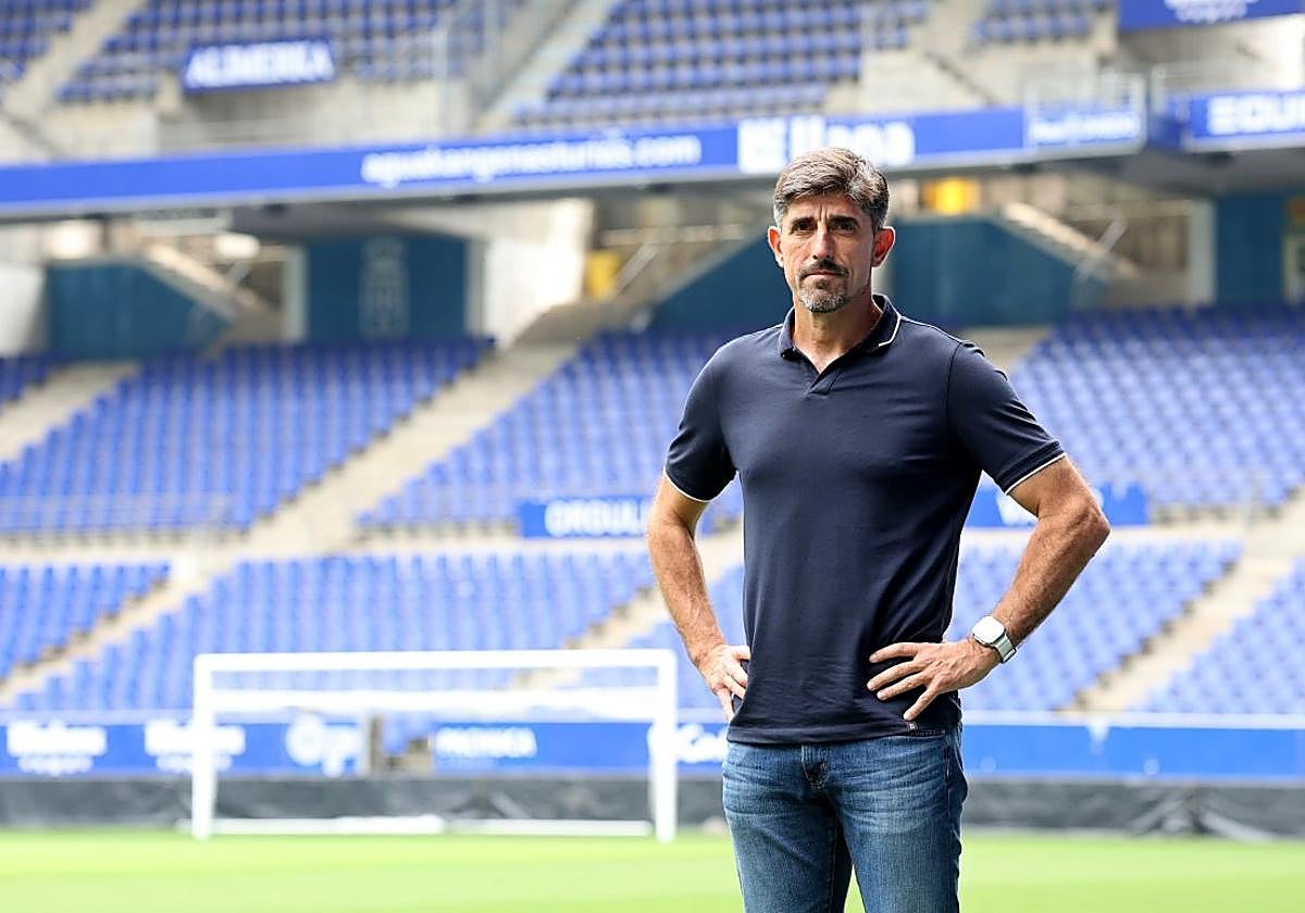 Paunovic posa para EL COMERCIO sobre el césped del Carlos Tartiere.