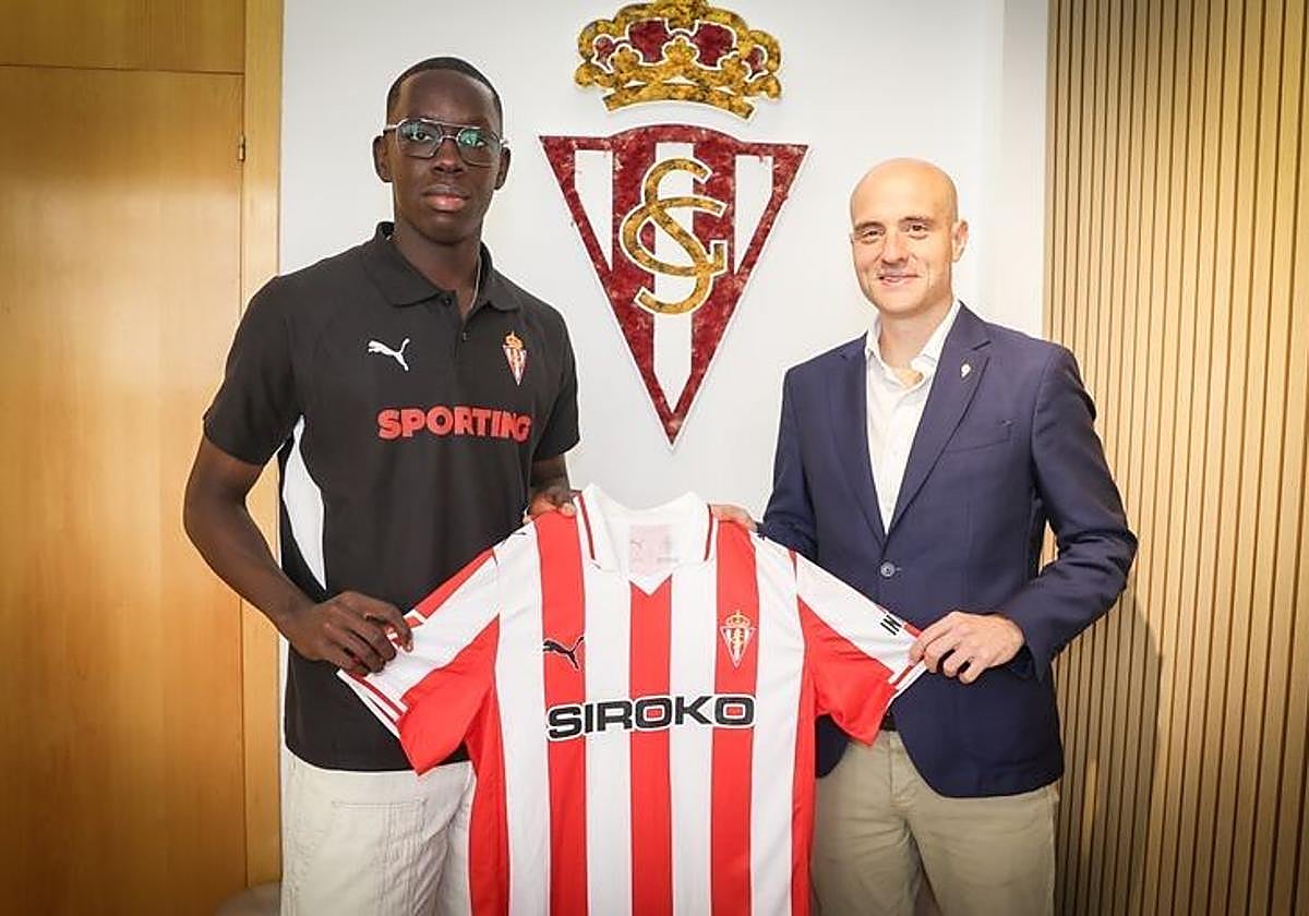 Amadou y David Guerra posan con la primera camiseta del Sporting.
