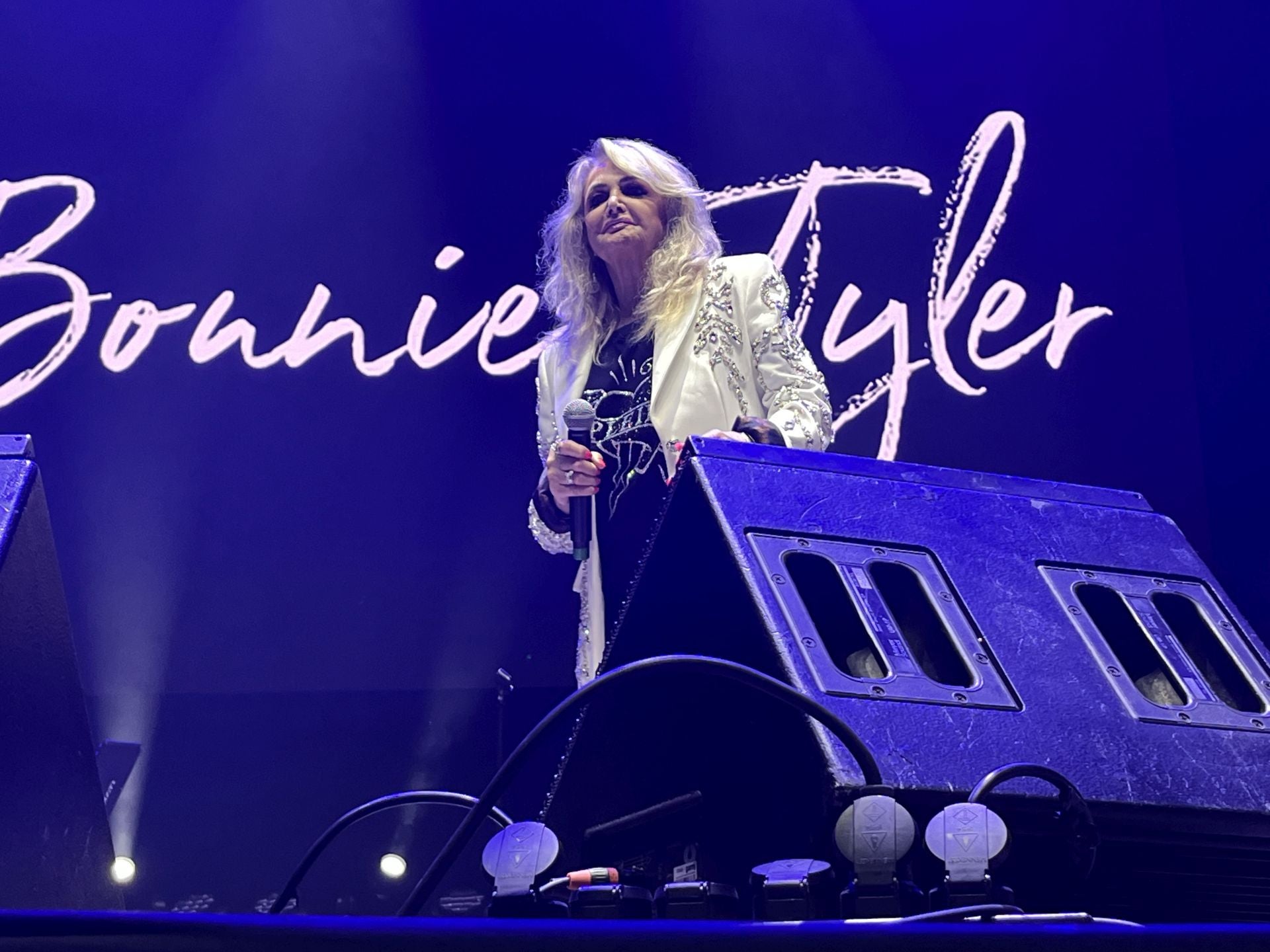 Bonnie Tyler cautiva Gijón con su voz rasgada y grandes éxitos