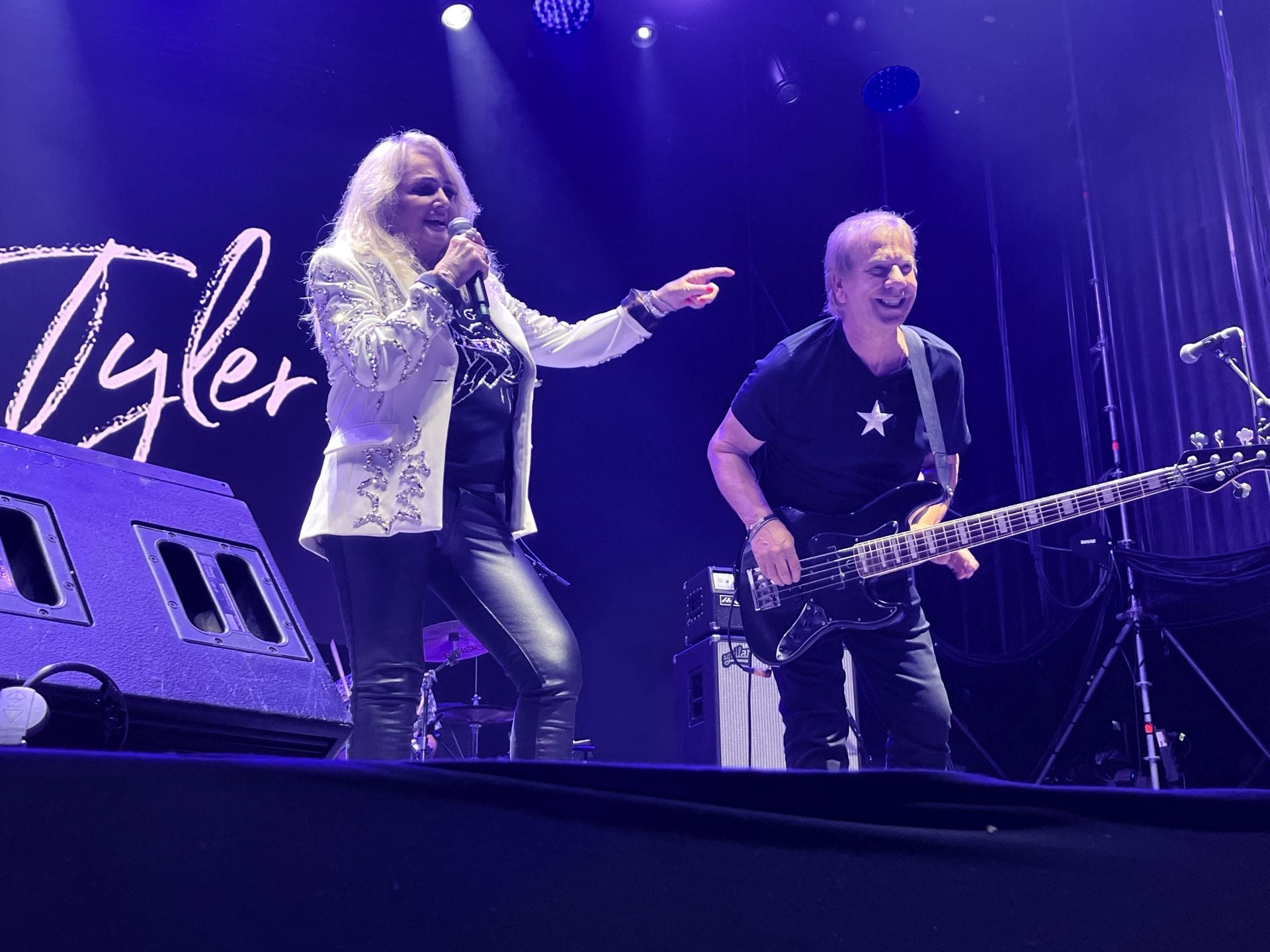 Bonnie Tyler cautiva Gijón con su voz rasgada y grandes éxitos