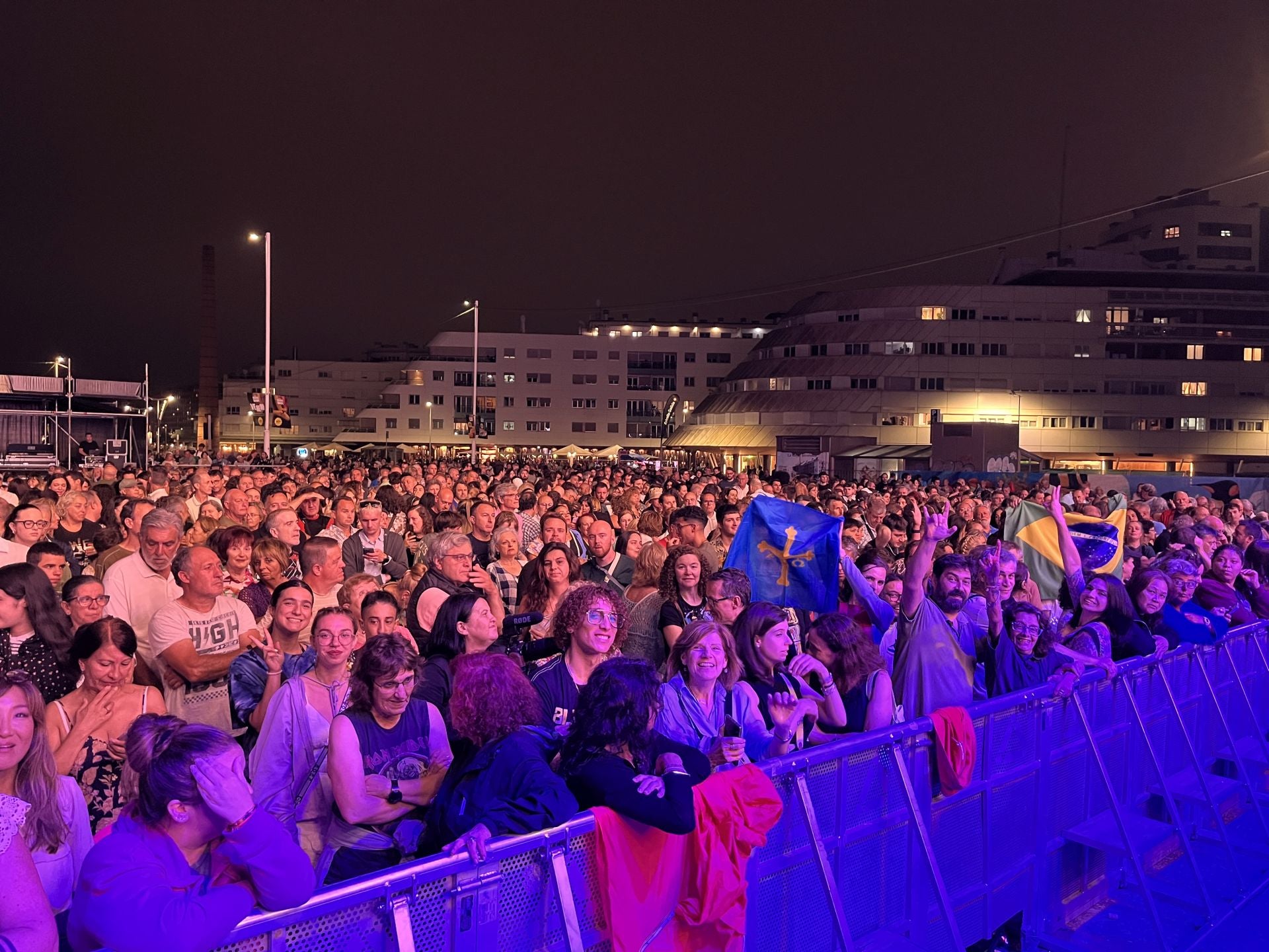 Bonnie Tyler cautiva Gijón con su voz rasgada y grandes éxitos