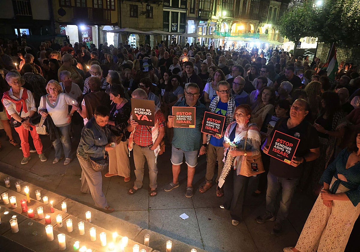Cientos de personas se concentraron en Avilés por el fin del conflicto en Gaza.