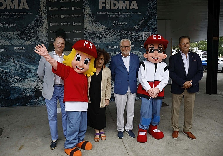 José Ramón González, presidente de Cruz Roja en Gijón; Marta del Arco, consejera de Derechos Sociales y Bienestar; José María Lana, presidente de Cruz Roja Asturias, y Félix Baragaño, presidente de la Cámara de Comercio, con las mascotas de Cruz Roja 'Captadorina' y 'Captadorín'.