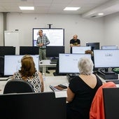 El concejal Juan Carlos Guerrero, en uno de los cursos de capacitación digital.
