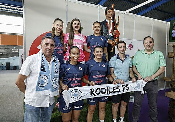 Arriba, las jugadoras de fútbol-sala del Club Deportivo Rodiles: Ángela Guimaraes, Zaira Obaya y Yasmin Marcelos. Por abajo, el edil de Deportes, José Antonio Fernández, con las jugadoras Daniele Fleitas y Jane Marques; el coordinador del equipo, Santiago Tuero, y el alcalde de Villaviciosa, Alejandro Vega.