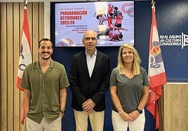 Miguel Gallo, responsable del área fitness; Joaquín Miranda, presidente del Grupo, y Eva Fernández, coordinadora de actividades, este martes, durante la presentación de los cursillos de invierno.