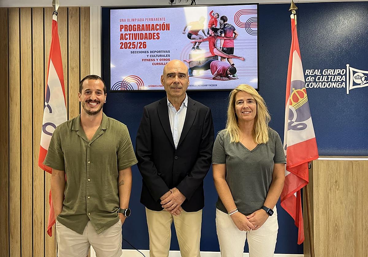 Miguel Gallo, responsable del área fitness; Joaquín Miranda, presidente del Grupo, y Eva Fernández, coordinadora de actividades, este martes, durante la presentación de los cursillos de invierno.