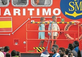Niños procedentes del norte de África, recogidos por los servicios de Salvamento Marítimo.