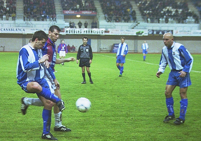 Nacho Castro, a la derecha, en su última etapa en el Real Avilés en un partido ante la Segoviana en el Suárez Puerta.
