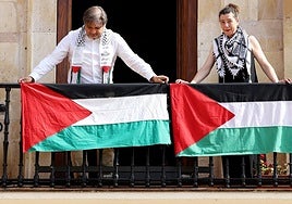 Alejandro Suárez y Cristina Pontón con dos banderas palestinas en el balcón de la Casa Consistorial.