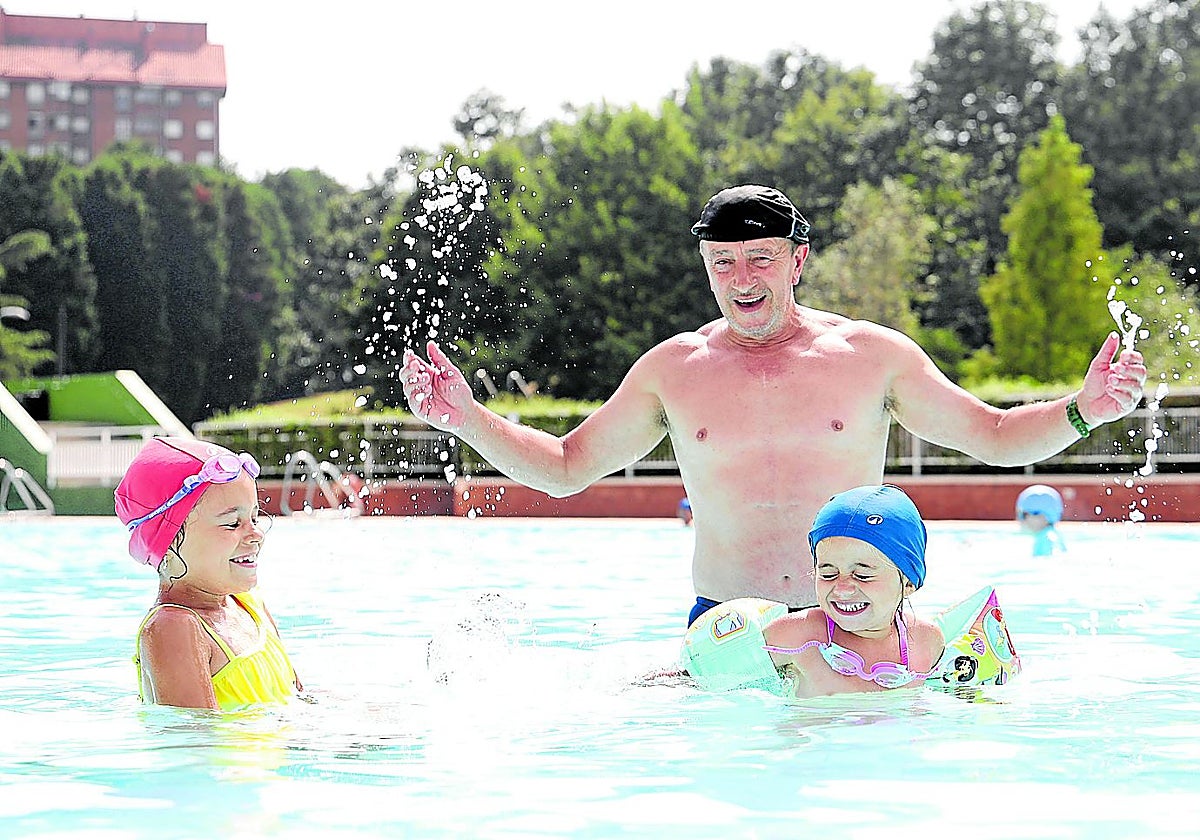 José Palacio y sus nietas, Luna y Zoe en la piscina de San Lázaro.