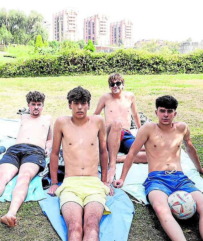 Imagen secundaria 2 - Oviedo se lanza a la piscina: «Venimos mucho, aquí pasas el día a remojo»