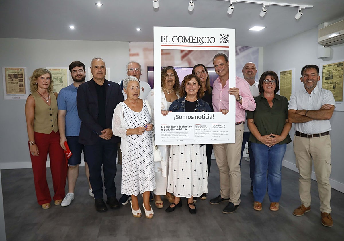 Concejales y miembros de la dirección política de la Agrupación Socialista de Gijón, en el photocall de EL COMERCIO, junto al director del periódico.