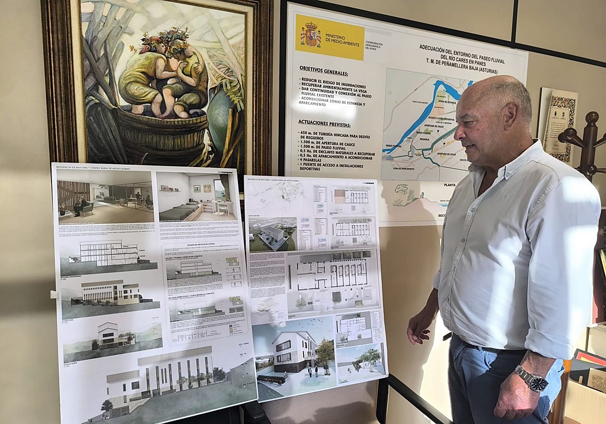 El alcalde de Peñamellera Baja muestra los planos del proyecto.