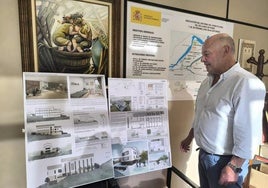 El alcalde de Peñamellera Baja muestra los planos del proyecto.