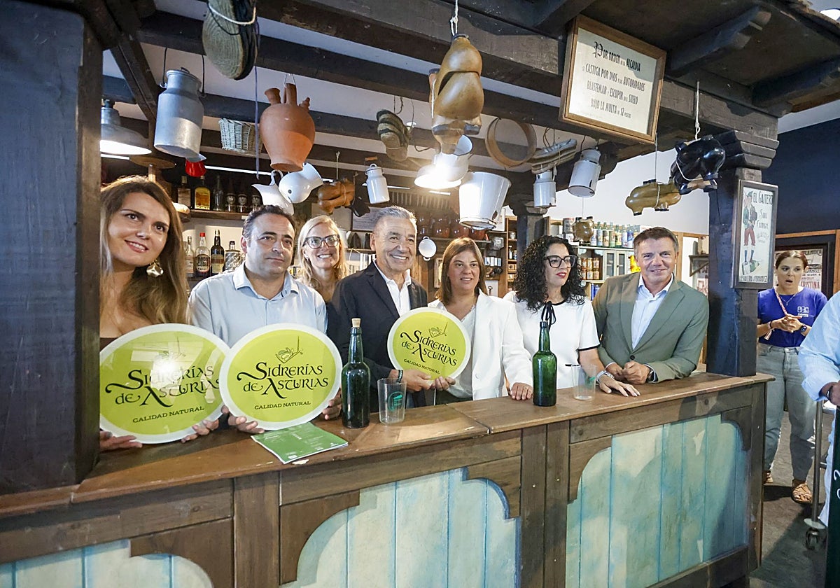 Los representantes de las tres sidrerías que entran en 'Sidrerías de Asturias' con los responsables del Principado, en el pabellón del Gobierno regional en la Feria.