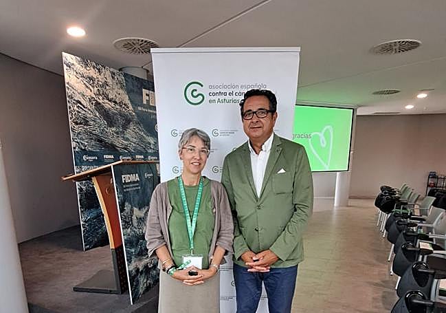 La presidenta de la Asociación Española Contra el Cáncer en Asturias, Yolanda Calero, junto con el nuevo vicepresidente de la asociación Julio González Zapico.