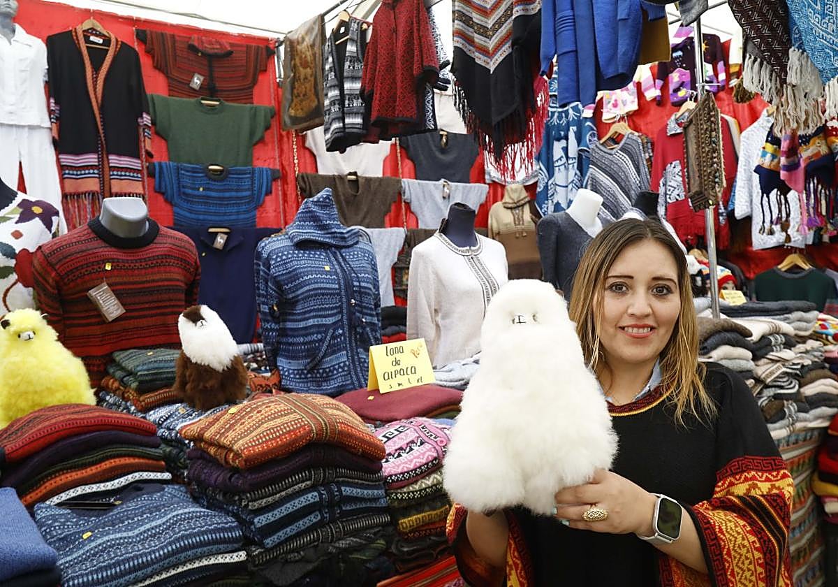 El muñeco de una alpaca, fabricado en lana natural, en un puesto peruano.