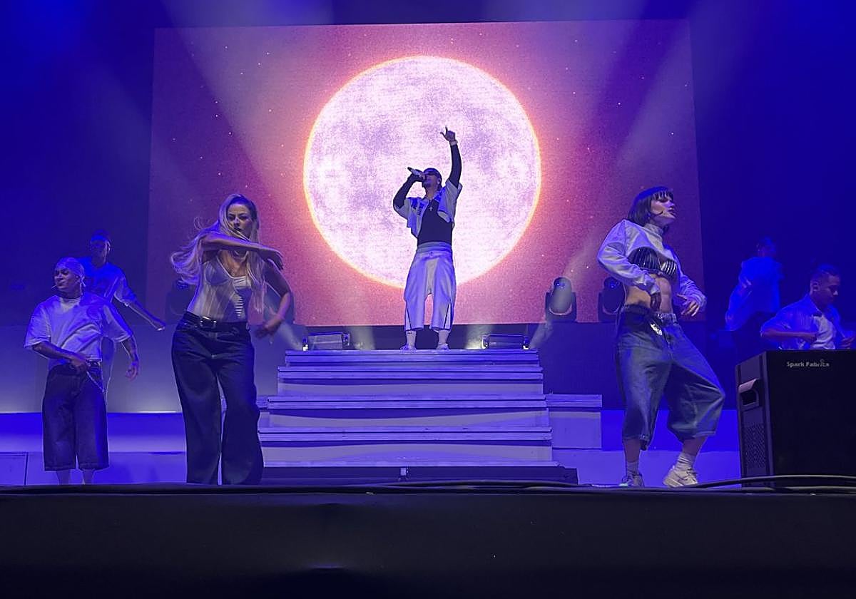 Abraham Mateo actuó ante un público entregado en la explanada de Poniente.