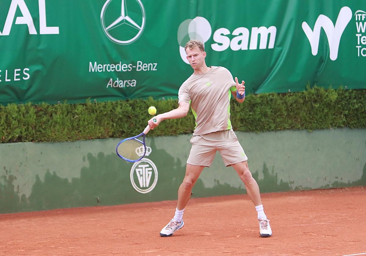 El nerlandés Michiel De Krom devuelve una bola durante su partido.