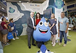 Las autoridades, con Goti en el estand de Cadasa.