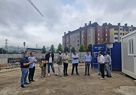 El consejero Ovidio Zapico (segundo por la izquierda en la imagen), visita obras de construcción de vivienda junto al alcalde de Langreo, Roberto García (primero por la izquierda), el director general de Vivienda, Daniel Sánchez (primero por la derecha), y concejales de la Corporación municipal.