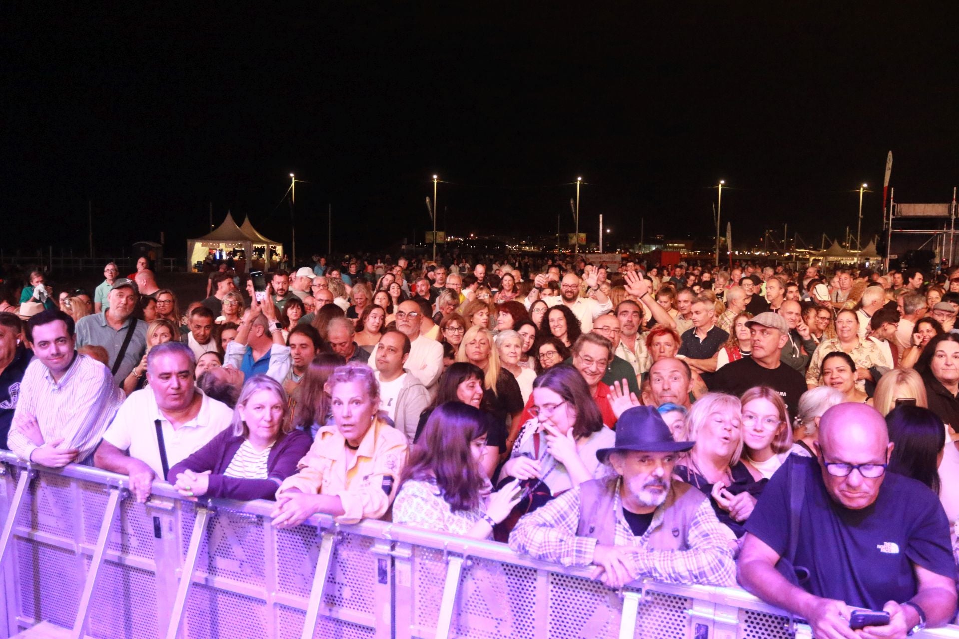 Bonnie Tyler cautiva Gijón con su voz rasgada y grandes éxitos