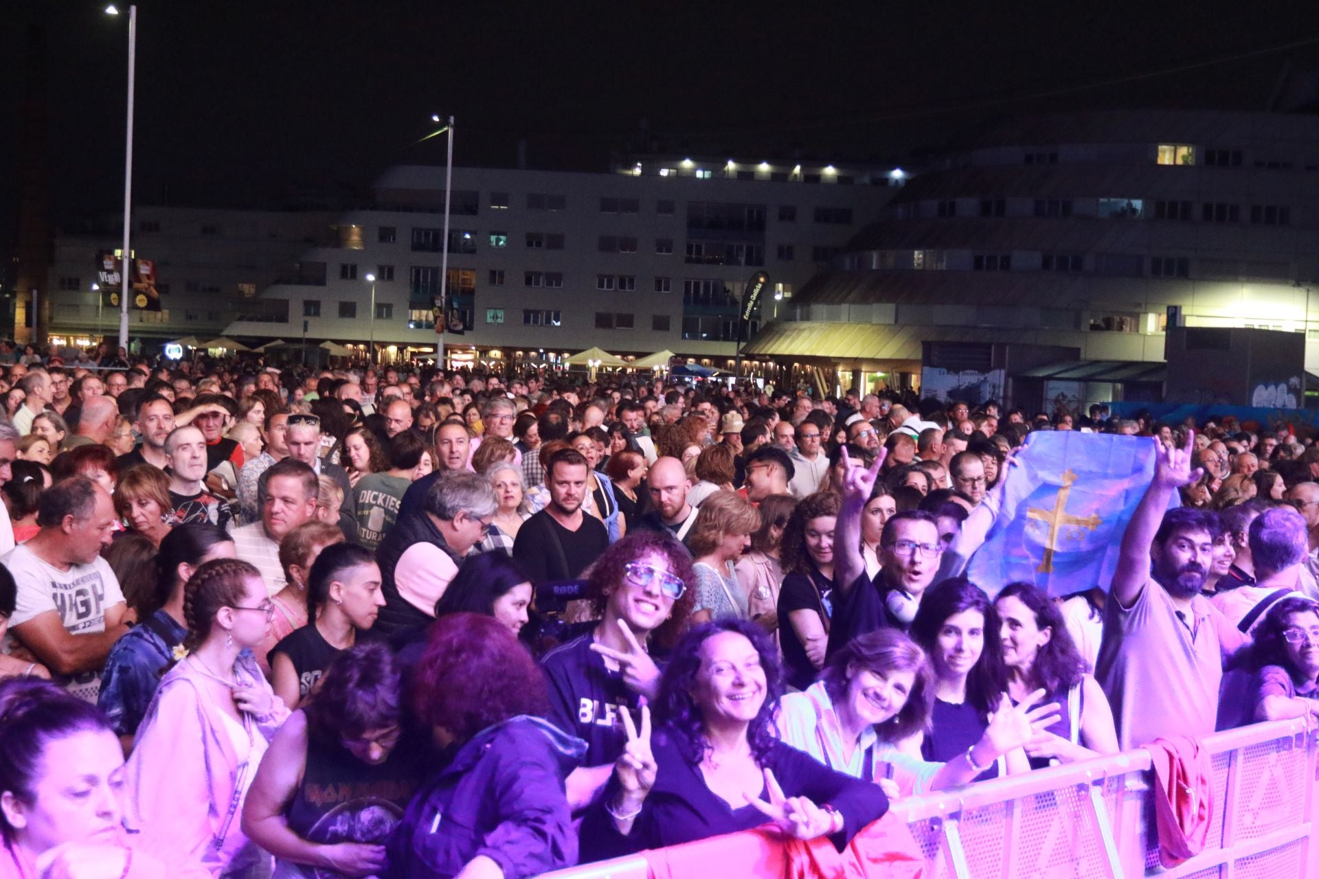 Bonnie Tyler cautiva Gijón con su voz rasgada y grandes éxitos