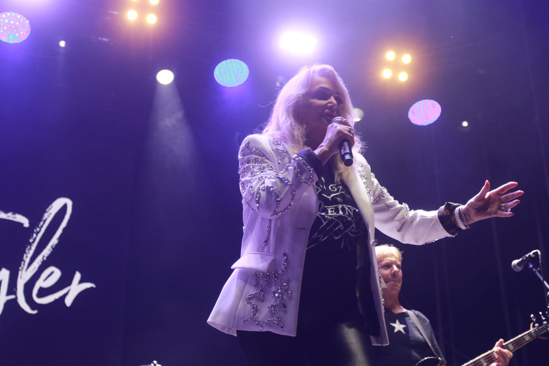 Bonnie Tyler cautiva Gijón con su voz rasgada y grandes éxitos