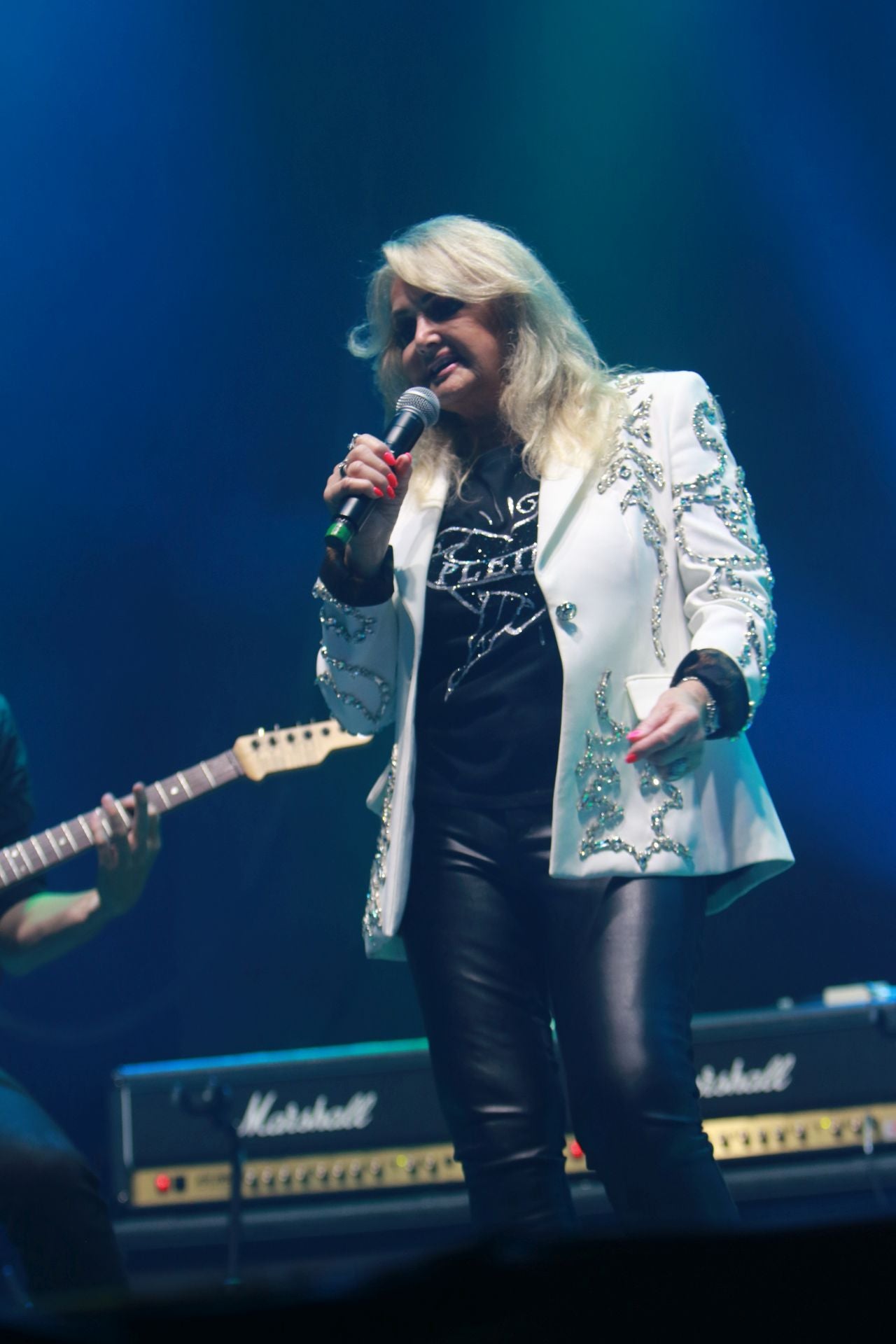 Bonnie Tyler cautiva Gijón con su voz rasgada y grandes éxitos