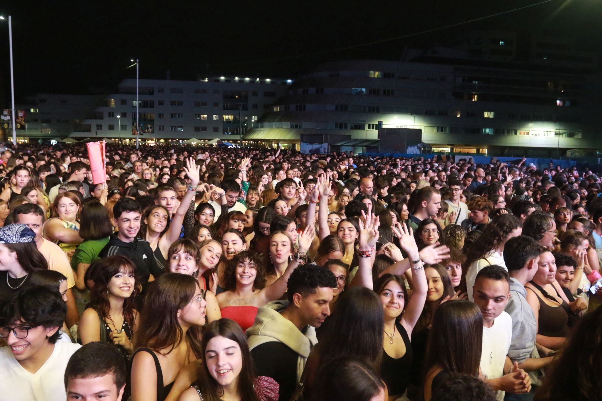 Abraham Mateo ilumina el escenario de Poniente, en Gijón