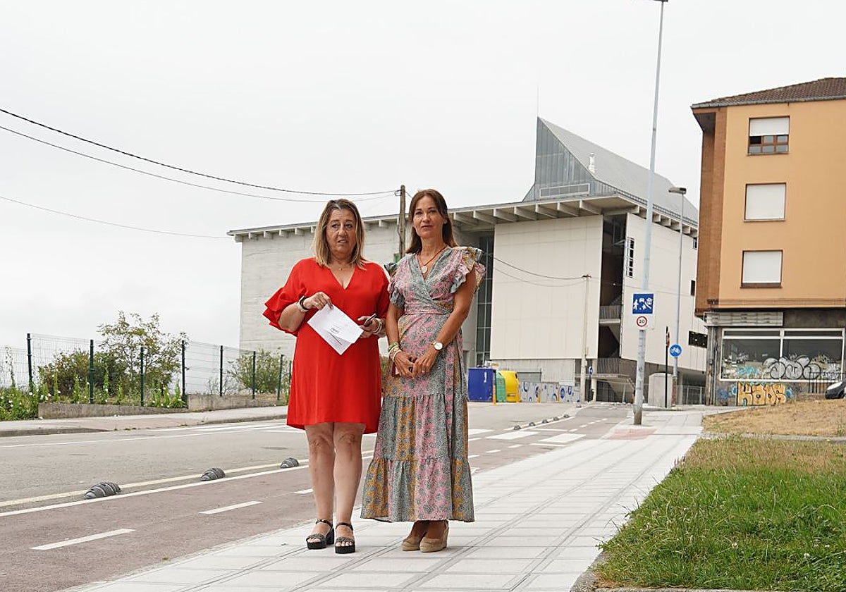 Las ediles Sonia Lago y María José Fernández, en la calle Leopoldo de Lugones.