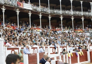 Ambiente relajado y ganas de disfrutar de la primera tarde de toros en Gijón