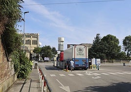 Acceso a la factoría de Saint-Gobain en Avilés.