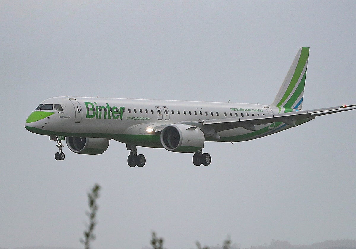 Una aeronave de Binter se acerca al aeropuerto de Asturias para aterrizar.