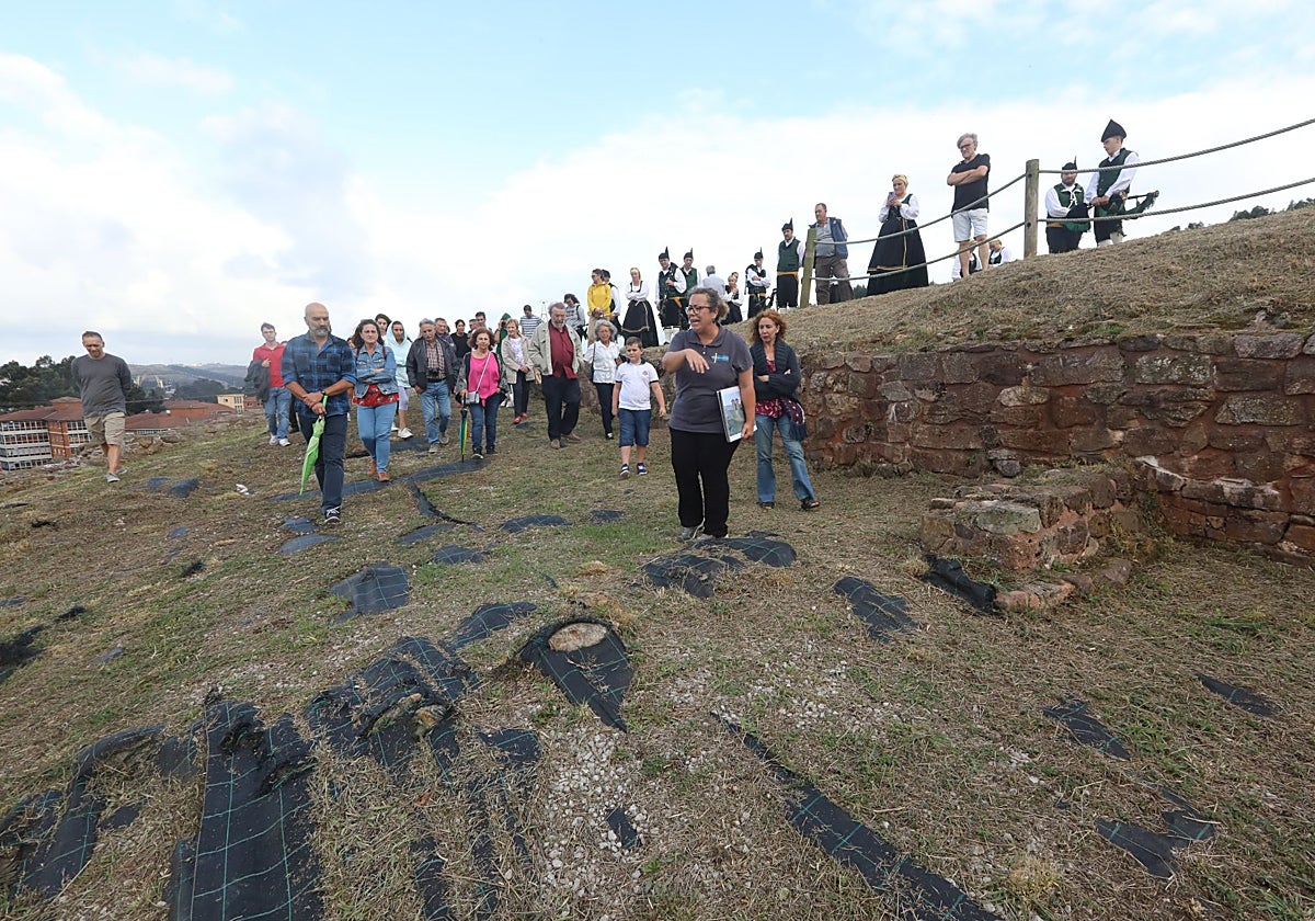 Una visita guiada al Castillo de Gauzón de Raíces, en Castrillón.